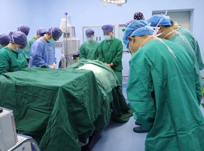 △医护人员向小诺恩的遗体鞠躬默哀