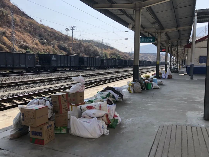 为了让彝族老乡可以在火车停靠时间内搬完货物，冕宁站会提前开放站台，让老乡先把货物堆在车门前。新京报记者&nbsp;韩沁珂 摄