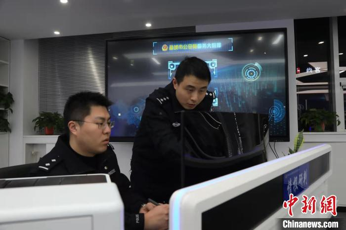 民警研判案情。　亭湖警方供图