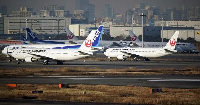 ▲ 停靠在日本羽田机场的全日空和日航客机