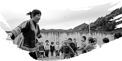 幼儿园里，教师和孩子们在做游戏。 龙涛 摄 （资料图片）