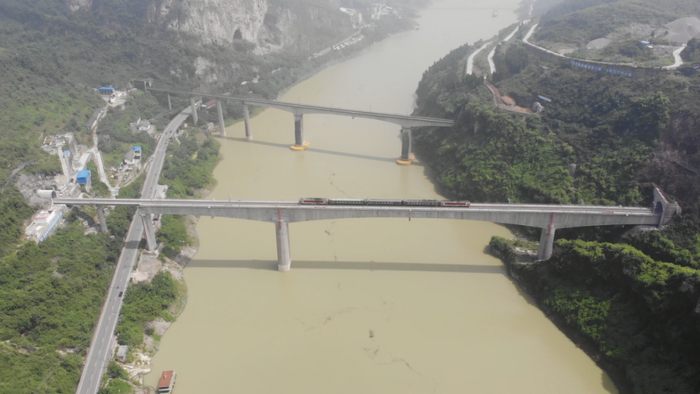 新建渝怀铁路二线涪陵至中嘴段（资料图）。中国铁路成都局集团供图