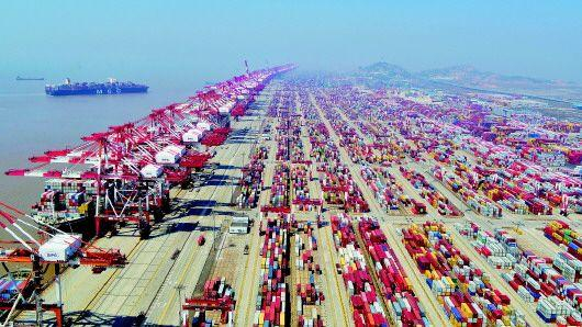 繁忙的上海洋山港集装箱码头（资料片）。新华社记者丁汀摄 