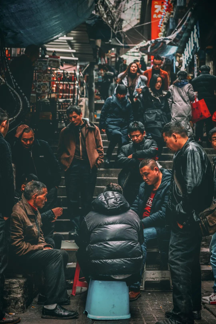 摩天大楼之中，寻常巷陌，隐藏着重庆的市井江湖。摄影/陈文龙