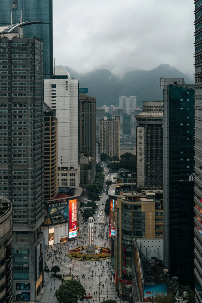 解放碑曾经是重庆最高的建筑，如今它的“低矮”见证了重庆的飞速发展。摄影/曹冰冰