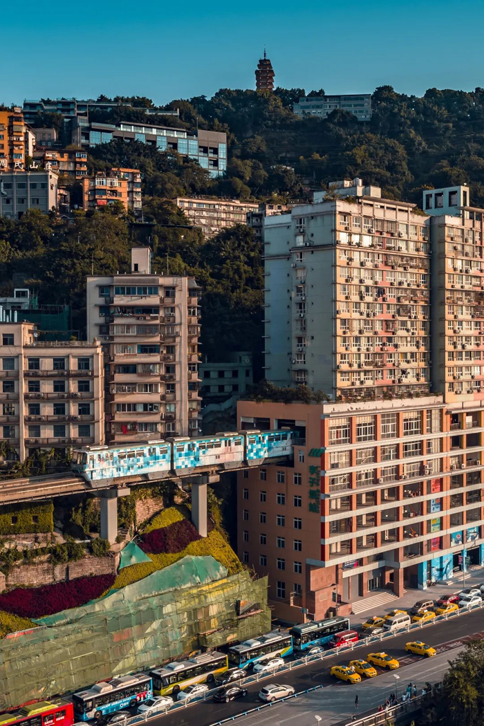 位于李子坝的“轻轨穿楼”景观。图/视觉中国