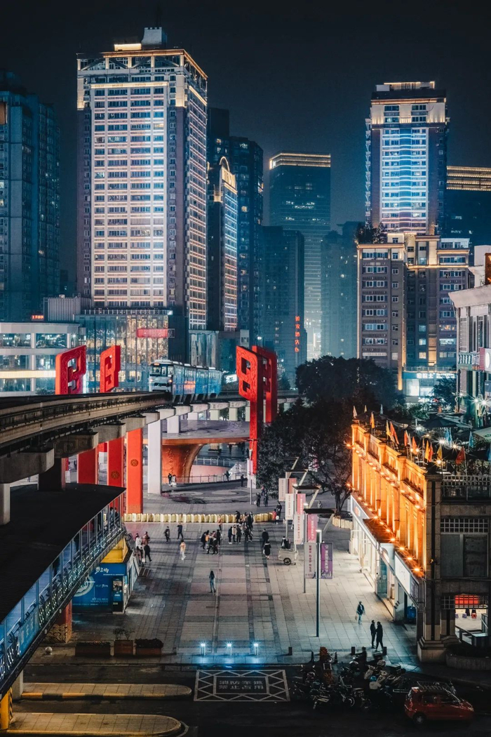 杨家坪商业街夜景。摄影/曹冰冰