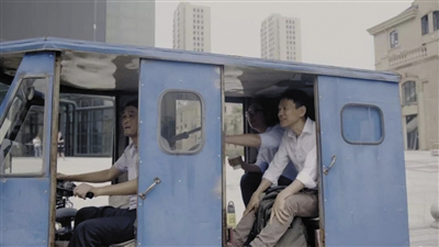 项飙，英国牛津大学社会人类学教授，著有《跨越边界的社区》《全球“猎身”》等。图为《十三邀》节目录制中的项飙（后右）与许知远（后左）。