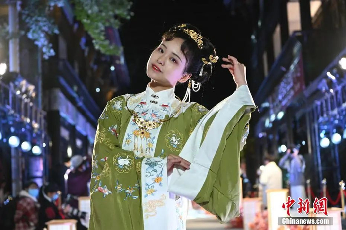 资料图：成都2020“天府相邀 美丽之约”汉服文化节。&nbsp;安源 摄