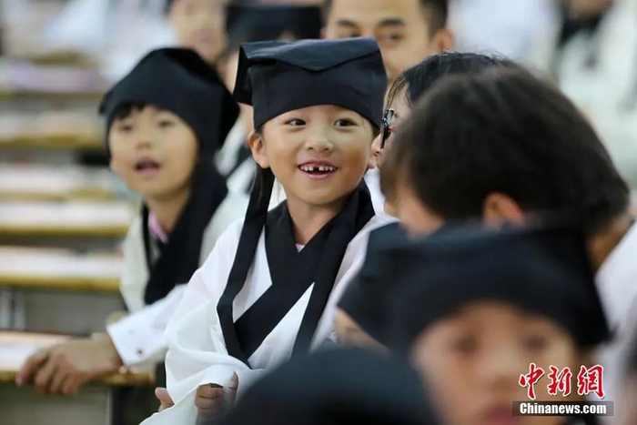 资料图：南京小学生着汉服“开笔”启蒙。泱波 摄