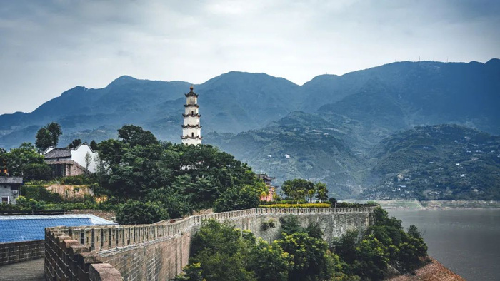 位于奉节县的名胜区，自上而下为小寨天坑、瞿塘峡与夔州古城。摄影/李琼