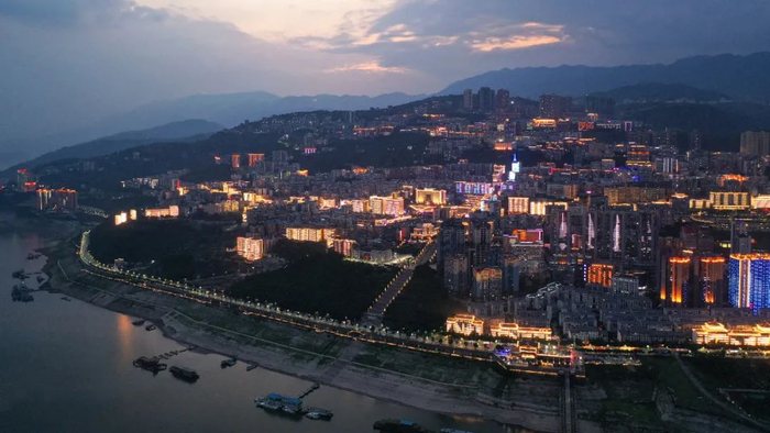 俯瞰巫峡、巫山与巫山县。摄影/李琼