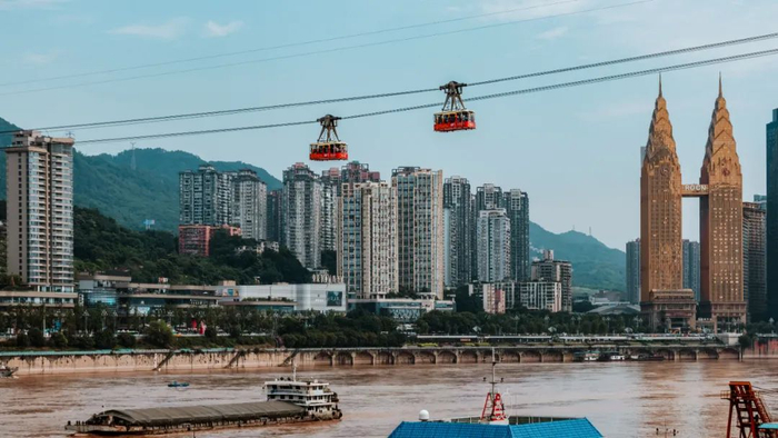 轻轨依江，公路盘山，索道凌空，高低起伏的地势造就了重庆8D城市的别名。摄影/赵孟喆