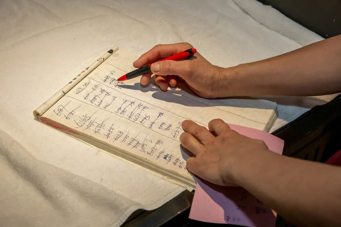 罗永芹在核对当天的叫号单。新京报记者 李凯祥 摄