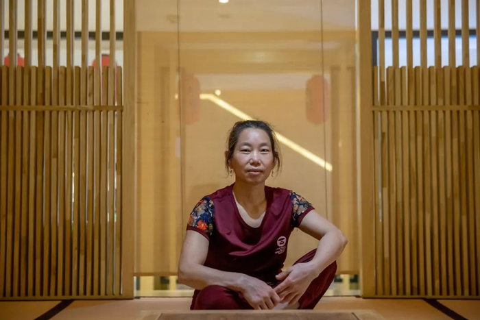 ▲罗永芹说，她挣得比男搓澡师傅更多。新京报记者 李凯祥 摄