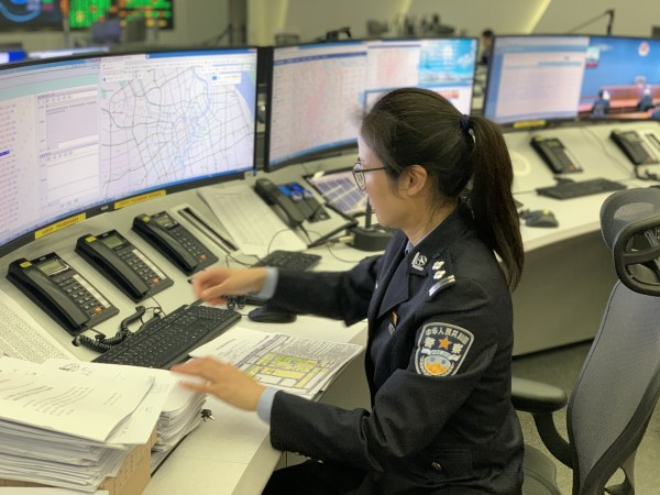 图说：李琳一边监控现场一边通过大数据中心对嫌疑人进行调查。