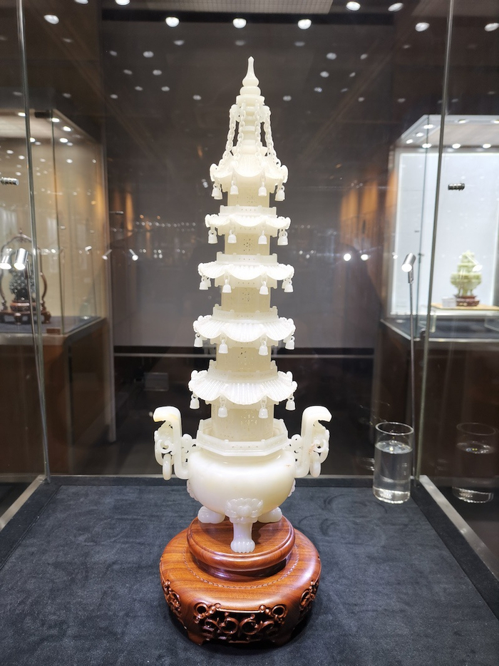 陆永福 白玉 《五层宝塔炉》 图源：上海工艺美术博物馆