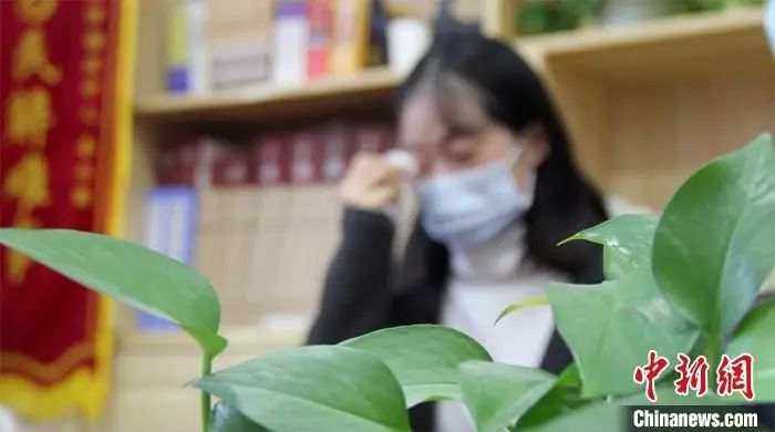 资料图：兰州市妇女联合会妇女维权服务中心，一名女性进行家庭矛盾诉说。高莹 摄