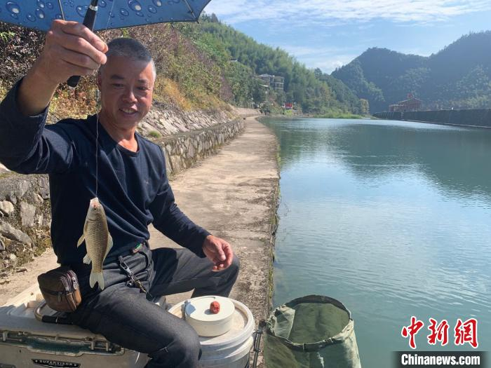 青田县章村乡一位垂钓者展示刚刚钓到的小鱼。　张斌 摄