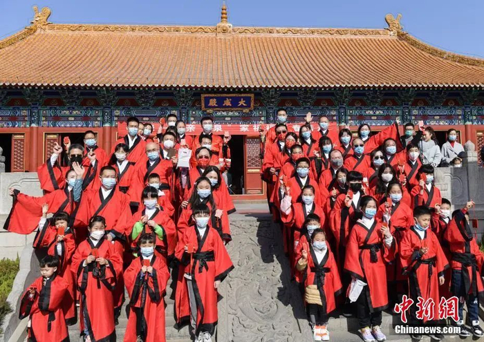 　　资料图：春节期间，留在济南过年的台胞代表与当地市民一起身着传统汉服礼拜孔子、击鼓祈福，在传统文化韵味中感受年味。中新社记者 张勇 摄