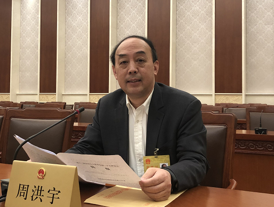 ▲资料图：参加全国人大常委会会议时的周洪宇