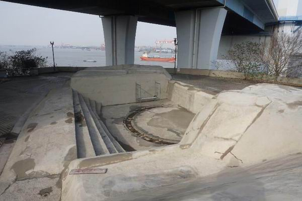 SK C/28炮台原位置现已被江阴长江大桥桥墩占据，前景中是1880年代修建的12英寸前膛炮炮台（笔者拍摄）