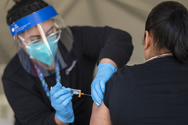 当地时间2021年3月4日，美国加利福尼亚州，当地农场工人开始接种新冠疫苗。人民视觉&nbsp; 资料图