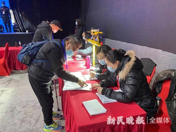 图说：朱伟明签订书面协议 新民晚报记者 杨玉环 摄