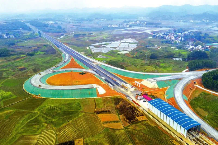 ▲柳州经合山至南宁高速公路建设进展顺利 ，图为建设中的上林互通