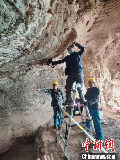 图为考古人员在洞内工作 考古队供图 摄
