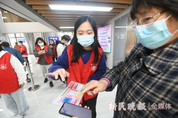 图说：上海海洋大学信息学院大三学生匡可欣参与疫苗接种志愿服务 新民晚报记者 徐程 摄