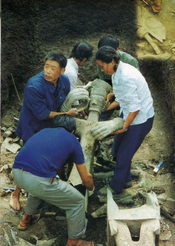 ▲二号祭祀坑出土青铜大立人的场景。图源/三星堆博物馆官方微博