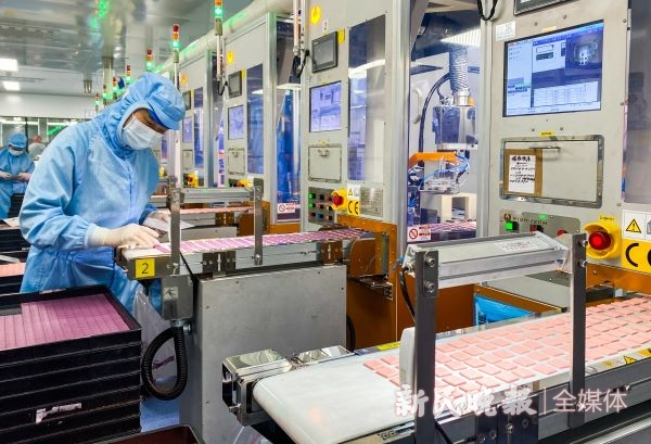 图说：位于东方美谷的玛丽黛佳昨天向记者开放化妆品生产流水线