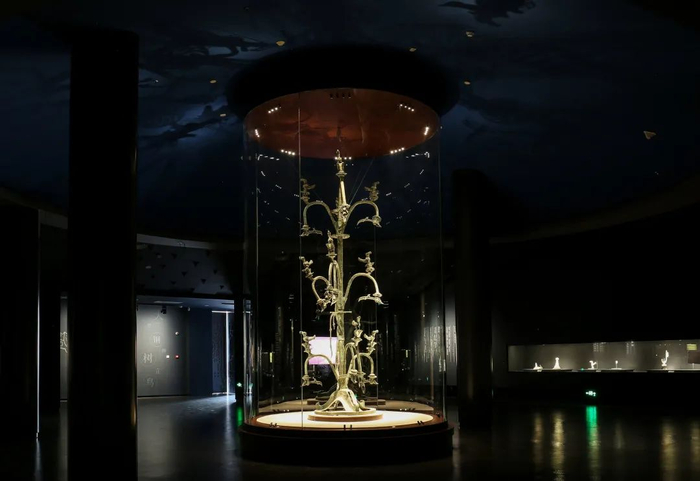 ▲三星堆博物馆内的青铜神树。图源/三星堆博物馆官方微信号