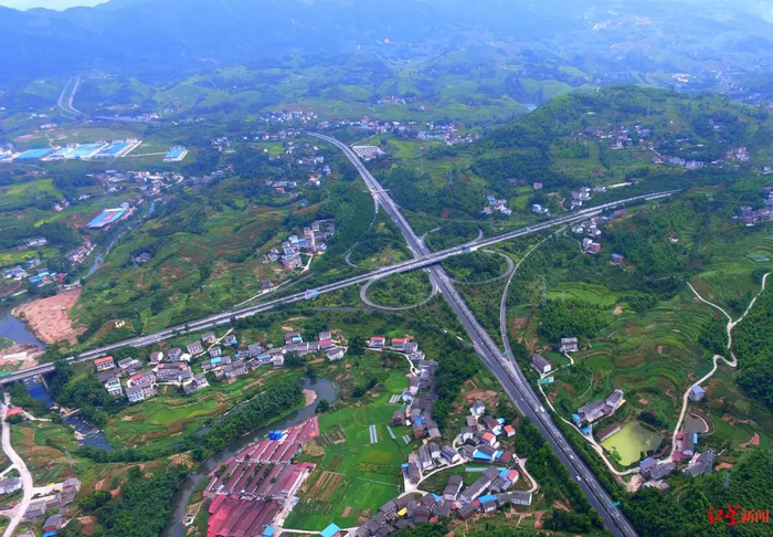 沪蓉高速广安邻水段。张启富 摄