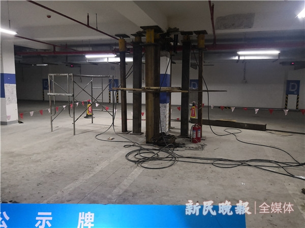 图说：损坏的立柱正在抢修中