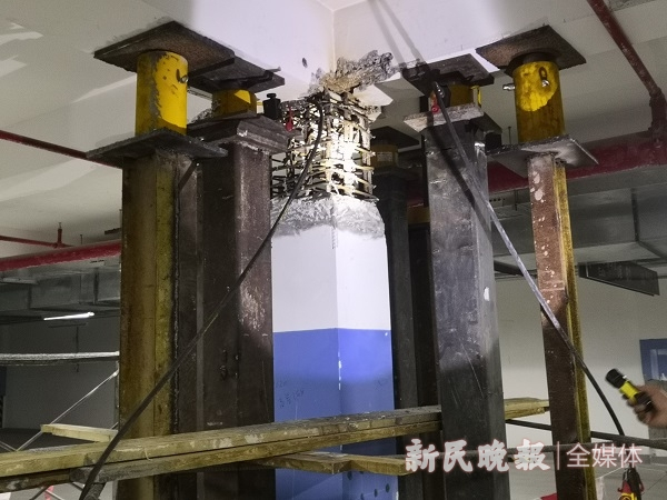 图说：丽雅苑小区地库内承重立柱开裂，顶部没有混凝土浇筑，内部只有砖头 新民晚报记者 夏韵 摄（下同）