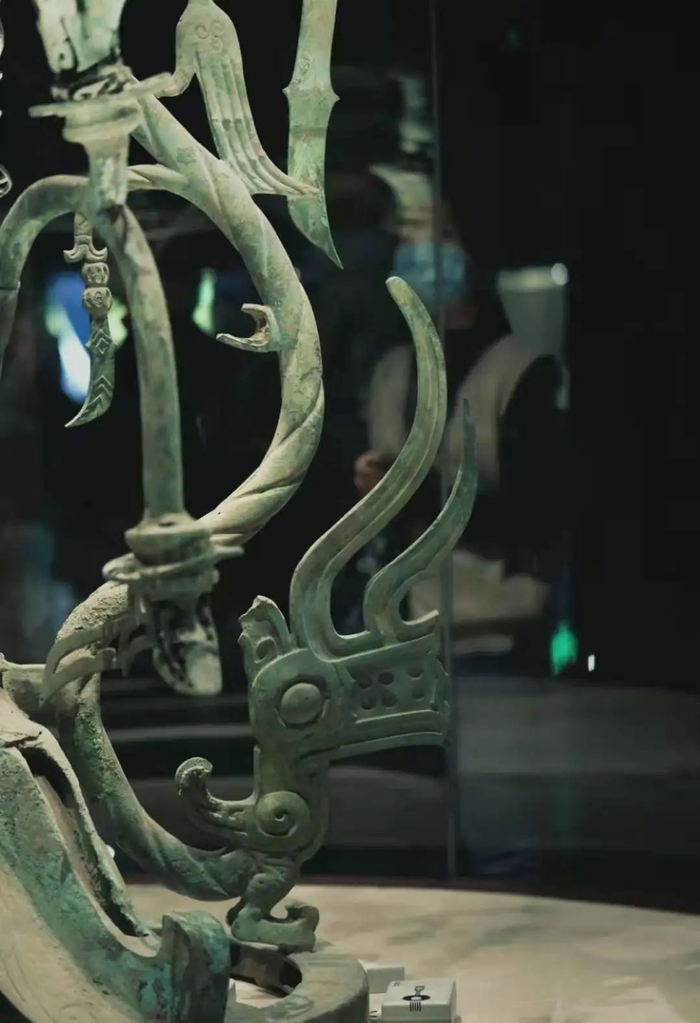 ▲青铜神树残缺的龙尾。图源三星堆博物馆官方微博