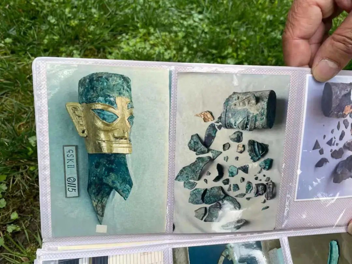 ▲杨晓邬保留的相册，里面有青铜器物修复前后的对比图。新京报记者 彭冲 摄