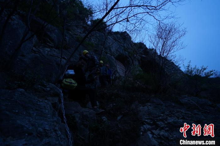 图为考古人员下山情景 李超庆 摄