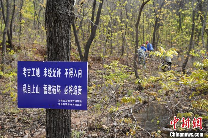 图为考古人员开始上山 李贵刚 摄