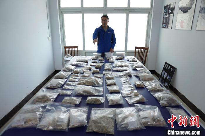 图为仙人洞遗址出土的1万余件遗物 李超庆 摄