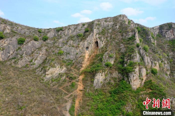 图为航拍考古人员前往仙人洞 李超庆 摄