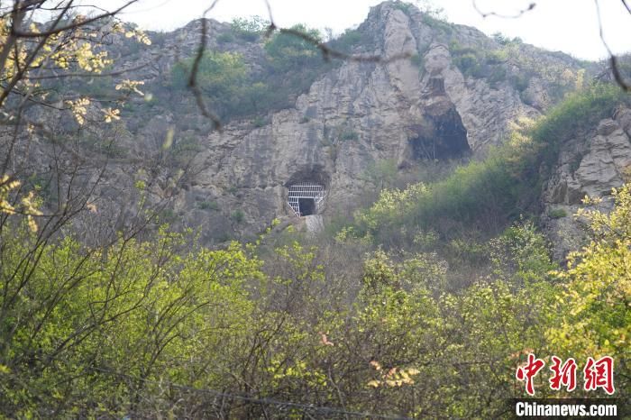 图为处在悬崖峭壁处的仙人洞 李超庆 摄