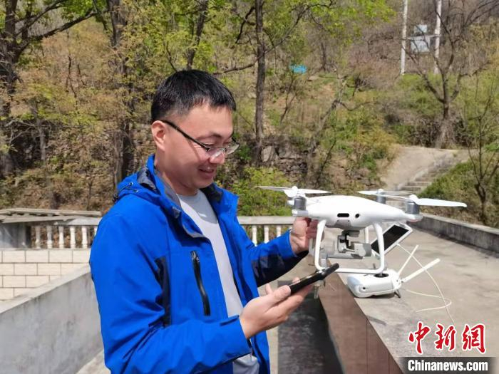 图为考古队员用无人机送钥匙 李贵刚 摄