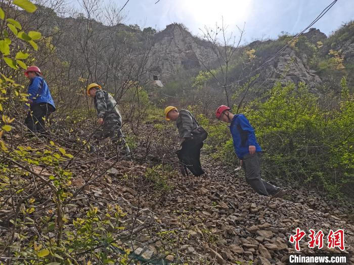 图为考古人员行至半山腰 李贵刚 摄