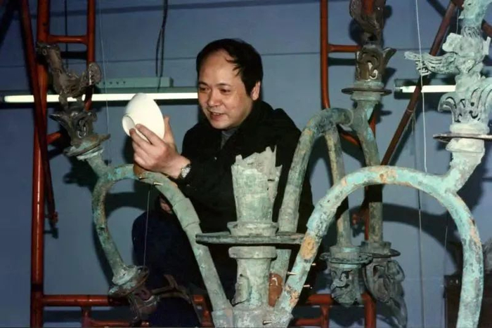 ▲杨晓邬在修复青铜神树。受访者供图