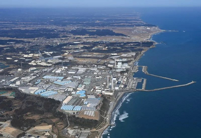 福岛核电站旁边建造储存核废水的水箱&nbsp;图源：每日新闻