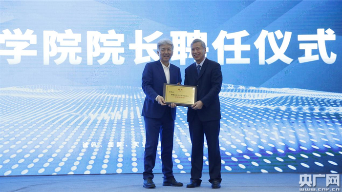 　　刘积仁会长为李凯颁发聘书 （央广网发 辽商总会 供图）