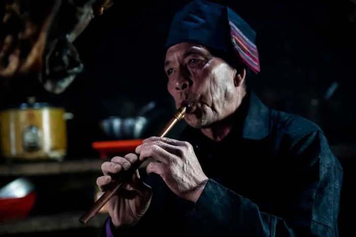 新街镇大鱼塘村村民马建昌在吹巴乌（2月25日摄）。新华社记者 陈欣波 摄